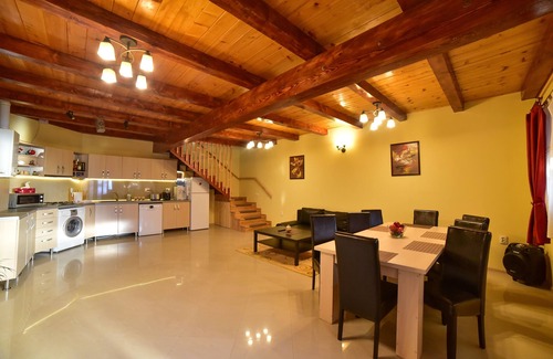 Lazaret House | Casa Banu locatie centrala in zona linistita ideala pentru grup de max 8 adulti.
