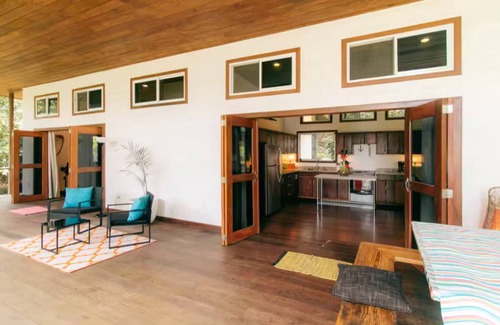 Carenero Island House | Casa Blanca- Ocean view, couples & family friendly