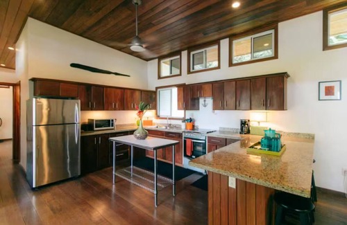 Carenero Island House | Casa Blanca- Ocean view, couples & family friendly
