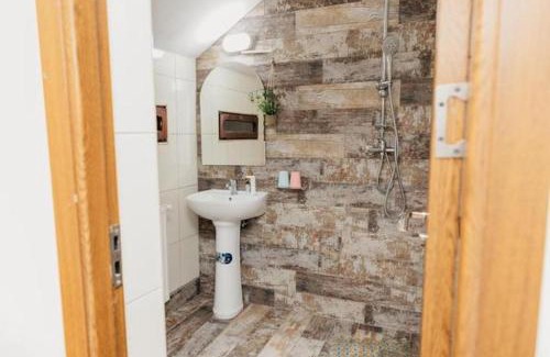 Baia de Fier House | Casa BOBO