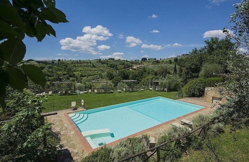 Grassina House | Casa Bonannia D: A bright one-story apartment in the characteristic style of the Tuscan countryside.