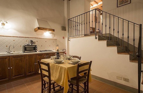 Grassina House | Casa Bonannia N: A cheerful three-story apartment in the characteristic style of the Tuscan countryside.