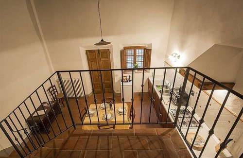 Grassina House | Casa Bonannia N: A cheerful three-story apartment in the characteristic style of the Tuscan countryside.