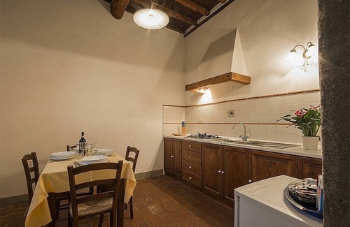 Grassina House | Casa Bonannia O: A romantic and welcoming two-story apartment in the characteristic style of the Tuscan countryside.