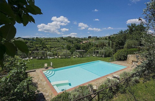Grassina House | Casa Bonannia O: A romantic and welcoming two-story apartment in the characteristic style of the Tuscan countryside.