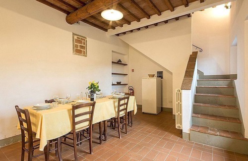 Grassina House | Casa Bonannia R: A bright three-story apartment in the characteristic style of the Tuscan countryside.