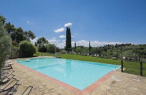 Grassina House | Casa Bonannia R: A bright three-story apartment in the characteristic style of the Tuscan countryside.