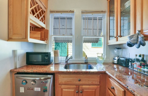 Southside House | Casa Cielo Walk to Intracoastal & Antique Shops