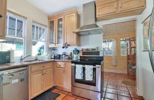 Southside House | Casa Cielo Walk to Intracoastal & Antique Shops