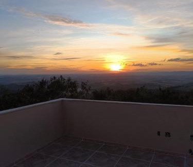 Nova Nazare House | Casa com 3 suítes, terraço com churrasqueira e vista para o vale
