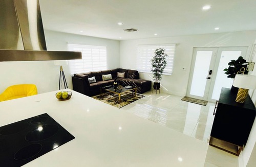 Olympia Heights House | Casa con Piscina Climatizada, Cancha de Baloncesto