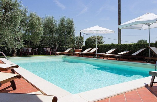 Massa e Cozzile House | Casa Concerto B: A graceful apartment located on top of a small hill, with Free WI-FI.