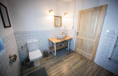 Marisel Ski Chalet | Casa cu copaci Romanian historical farmhouse