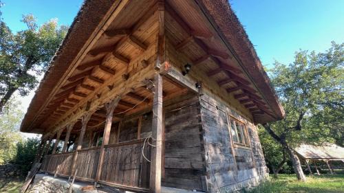 Marga Ski Chalet | Casa cu Stuf - Căsuță de Poveste cu Acoperiș de Stuf Refugiu Rustic și Modern în Natură lângă pârâu Loc de joaca pentru Copii Parcare Foișor