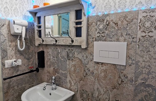Caiazzo Apartment | Casa d'arte vintage L&B - 170 meters from Pepe in grani