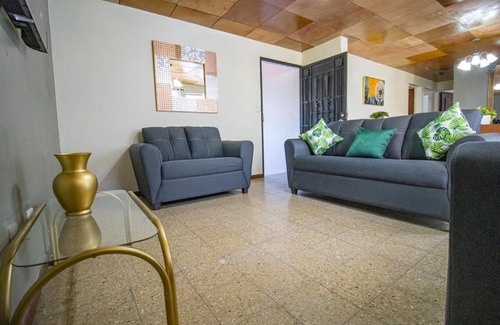 Antiguo Cuscatlan House | Casa de Helen
