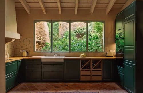 Cruilles Cottage | Casa de Piedra con Jardín y Vistas en Cruilles