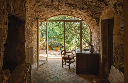 Cruilles Cottage | Casa de Piedra con Jardín y Vistas en Cruilles