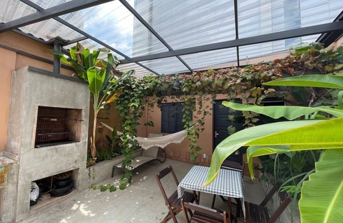 Pinheiros House | Casa de Tijolos com Churrasqueira Vila Fechada