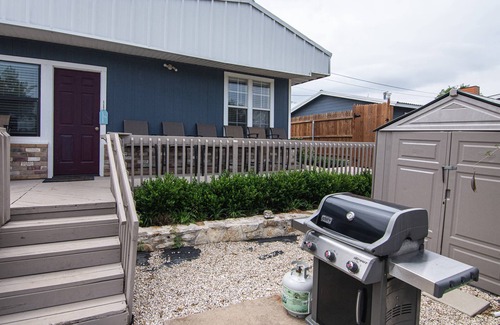 Clifton House | Casa del Lago! Lakefront Retreat with Semi-Private Cove, Deck, and Firepit - Ideal for R&R!