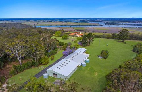 Ashby Heights Villa | Casa Del Rio - LJHooker Yamba