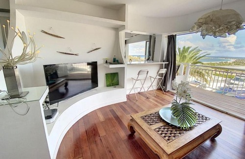 Orient Bay House | Casa Dina, beautiful sea view 10 min walk from the beach