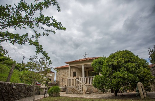 Valenca Villa | "Casa do moinho" garden, pool and barbecue.