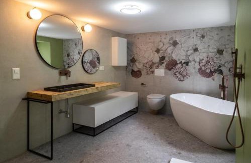 Prato Ski Chalet | Casa Dorino - luogo idilliaco, ideale per famiglie, terrazza ed ampio giardino, vista montagne, sauna privata
