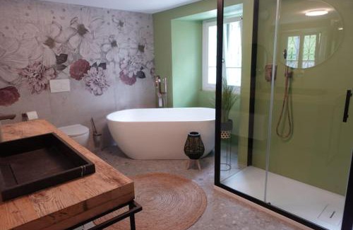 Prato Ski Chalet | Casa Dorino - luogo idilliaco, ideale per famiglie, terrazza ed ampio giardino, vista montagne, sauna privata