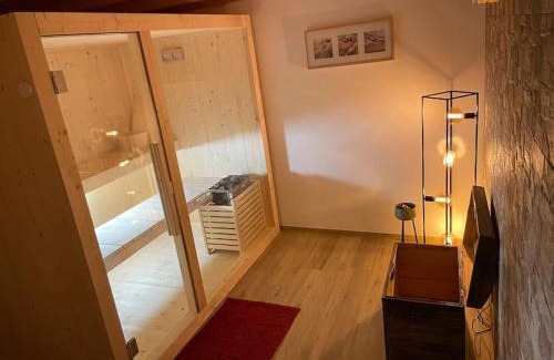 Prato Ski Chalet | Casa Dorino - luogo idilliaco, ideale per famiglie, terrazza ed ampio giardino, vista montagne, sauna privata