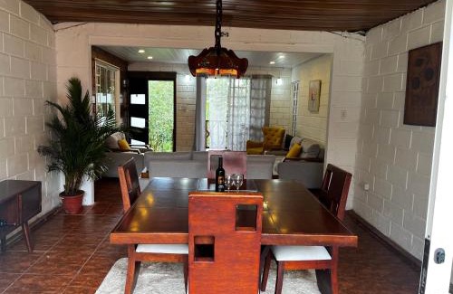 Puyo House | CASA ENTERA HERMOSA con Desayunos incluidos