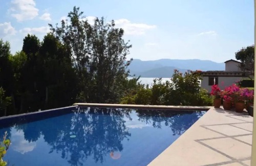El Santuario House | Casa Estilo Mexicano en Valle De Bravo. Vista al Lago
