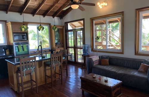 Isla de Utila House | Casa Estrella ~ 2 Bedroom Exclusive Waterfront Luxury with Private Beach