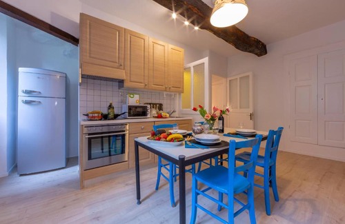Pugerna House | Casa Gialla - Happy Rentals