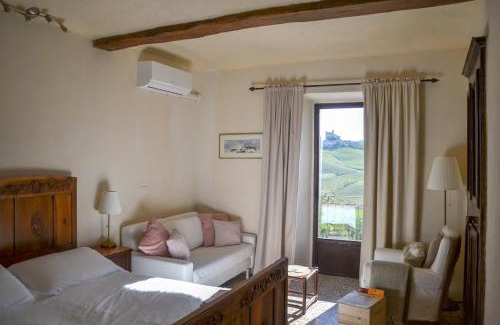 Monforte d'Alba Apartment | Casa Guglielmo with a castle view