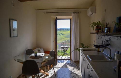 Monforte d'Alba Apartment | Casa Guglielmo with a castle view