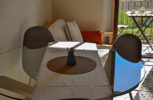 Monforte d'Alba Apartment | Casa Guglielmo with a castle view