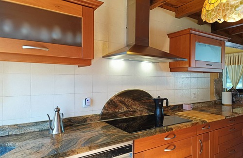 Bareyo House | Casa Idílica Para 5 con Vistas al Prado y a 2 Minutos del Centro de Ajo