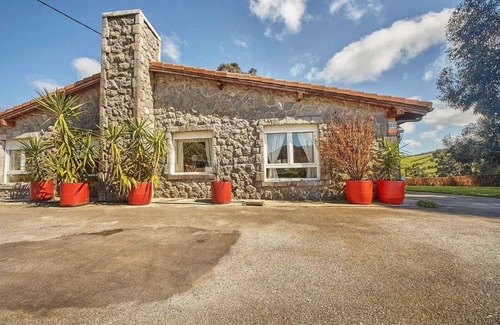 Bareyo House | Casa Idílica Para 5 con Vistas al Prado y a 2 Minutos del Centro de Ajo