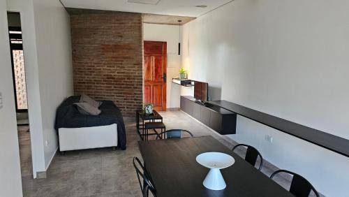 San Salvador de Jujuy Apartment | Casa J moderna con amplio jardín en barrio de profesionales