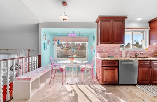 South Westminster House | Casa Kaleidoscope: Whimsical Selfie Museum - 5bd sleeps 15