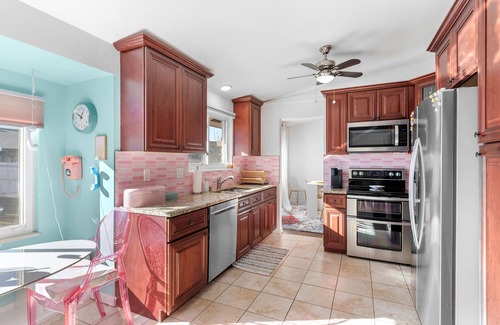 South Westminster House | Casa Kaleidoscope: Whimsical Selfie Museum - 5bd sleeps 15