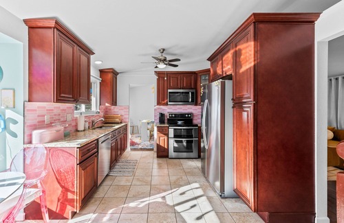 South Westminster House | Casa Kaleidoscope: Whimsical Selfie Museum - 5bd sleeps 15