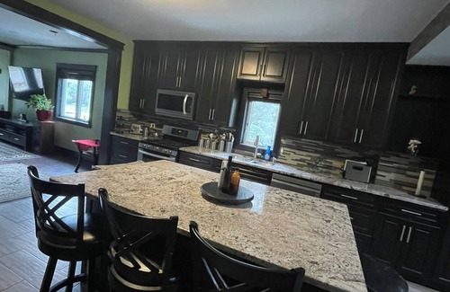 LaSalle House | CASA LASALLEnSLEEPS 8 GUESTS COMFORTABLY nBABY AMENITIES AVAILABLEnPET FRIENDLYn