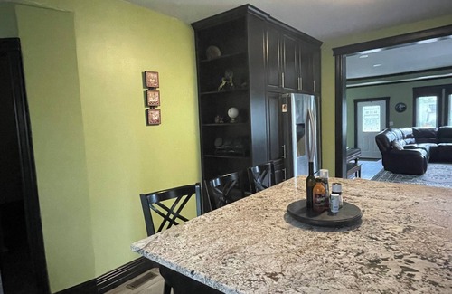 LaSalle House | CASA LASALLEnSLEEPS 8 GUESTS COMFORTABLY nBABY AMENITIES AVAILABLEnPET FRIENDLYn