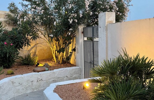Marina di Lizzano Apartment | CASA LIBECCIO, 150 mt from the sea apartment with private entrance and garden