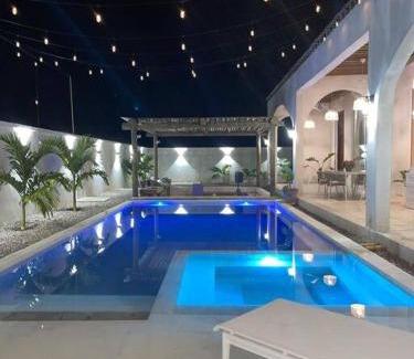 Corozal Villa | CASA LUNA ¡Piscina y Playa!