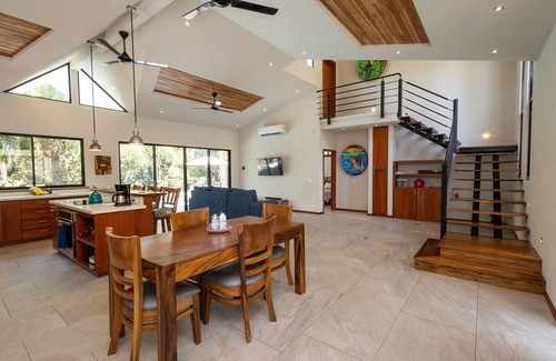 Quepos House | Casa Mamacita: Beautiful new home in peaceful jungle setting