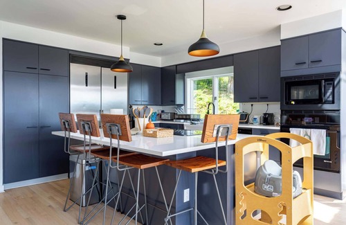 Middletown House | Casa Manzara: Mountain Top Views, Pool + Hot Tub by Red Cottage