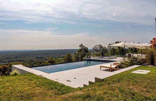 Middletown House | Casa Manzara: Mountain Top Views, Pool + Hot Tub by Red Cottage